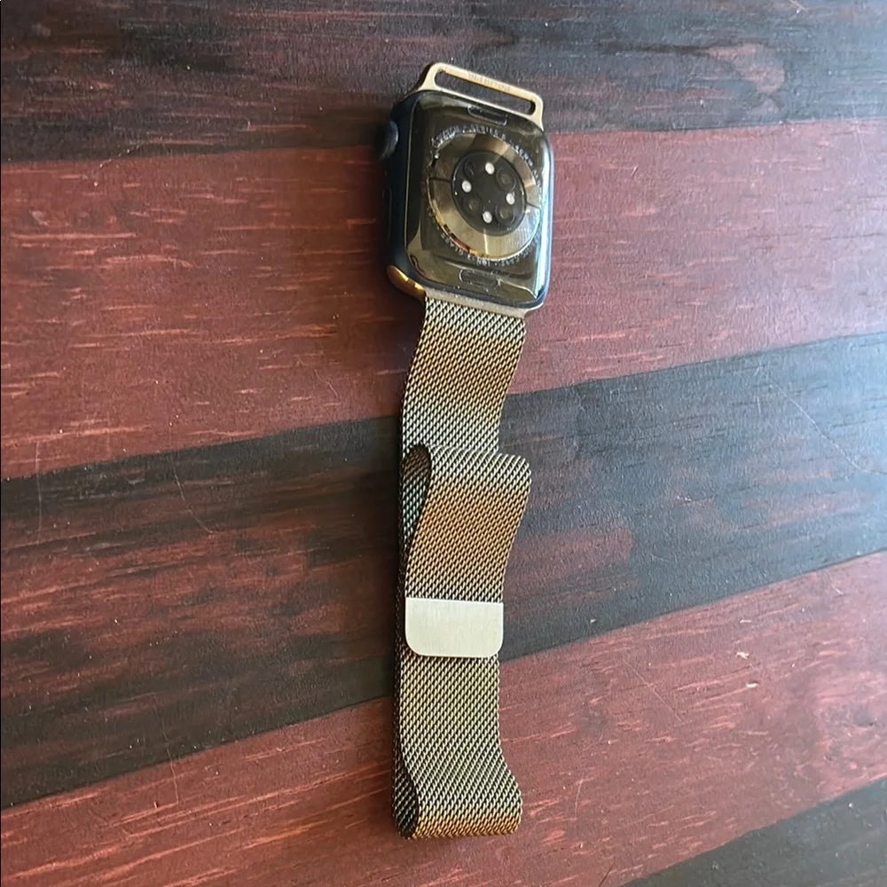 Blue Series 6 — 40 MM Apple Watch w/ Gold chained band. - Picture 3 of 4